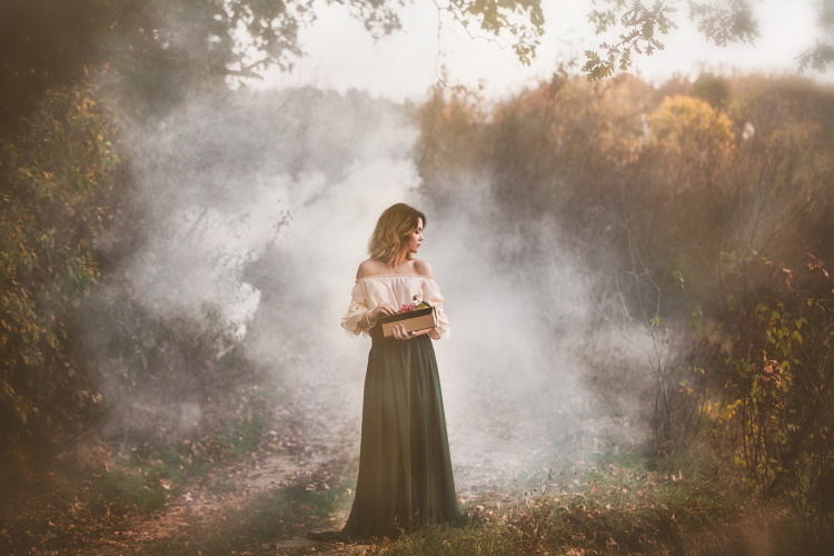 30 немного мистических фото девушек в тумане