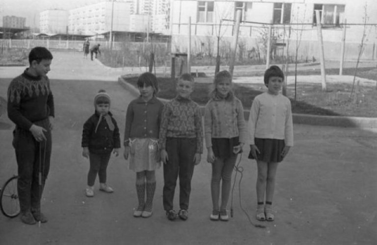 Игры 70 х. Одежда детей в 80-е годы. Одежда детей в 90-е годы. Дети 70-х. Мальчик СССР.