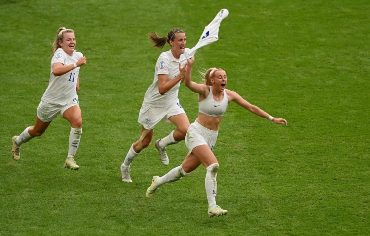 The Beauty of the Game: Stunning Shots of Women's Football