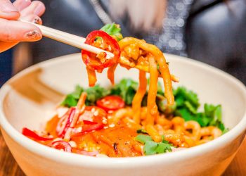 10 продуктов, которые лучше не есть на борту самолета