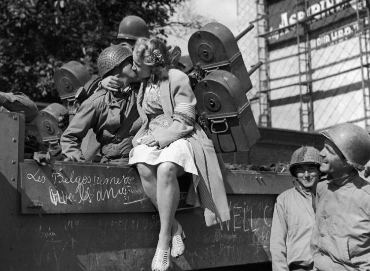 Женщины на войне: 30 фото, которые тронут до глубины души