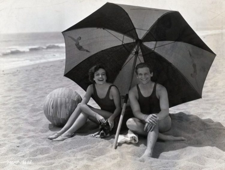 Старые фото знаменитостей на пляже: 30 снимков