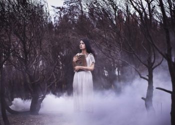 30 немного мистических фото девушек в тумане