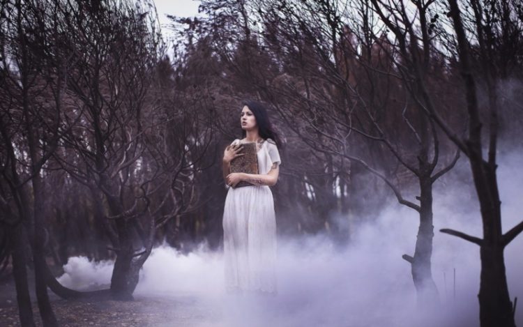 30 немного мистических фото девушек в тумане
