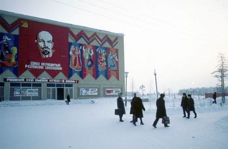 Lozungi plakaty vyveski transparanty v SSSR