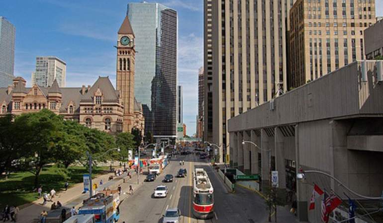 Улицы янг. Йонг стрит Канада. Улица Yonge Street, расположенная в Торонто. Торонто самая длинная улица. Улица Йонг-стрит в Канаде.