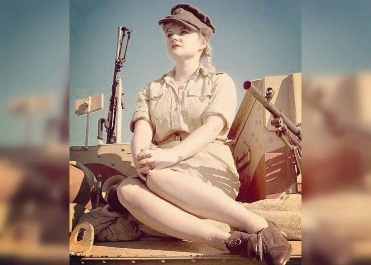 Женщины на войне: 30 фото, которые тронут до глубины души