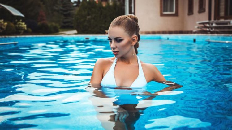 Привлекательные девушки в бассейне: 30 фото